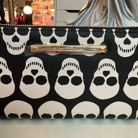 NEW Betsey Johnson Skulls XOZipp Black/Multi Wristlet Wallet - Picture 2 of 6